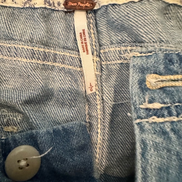 Free people, size large. Paint splattered jeans, elastic ankle. Like brand new. - Picture 3 of 3